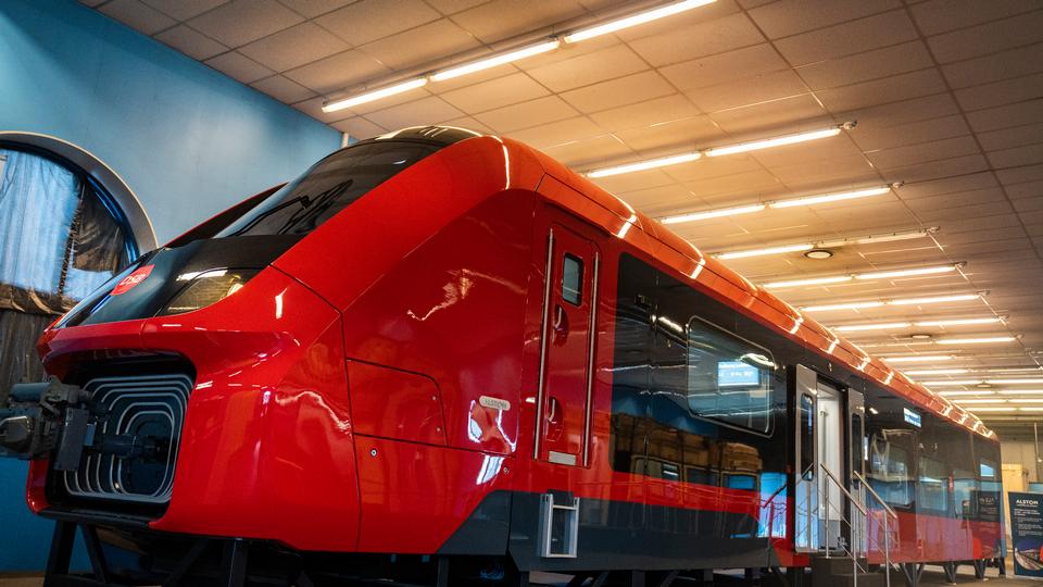 kom-med-indenfor-her-er-dsb-s-nye-elektriske-ic5-tog-politiken-dk